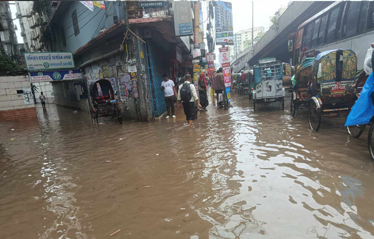 সকালে অফিসগামীদের অনেকেই ঘর থেকে বের হন ছাতা হাতে। তবে বর্ষার প্রকোপ ছিল এতটাই যে, ছাতা দিয়েও পুরোপুরি বাঁচা যায়নি।