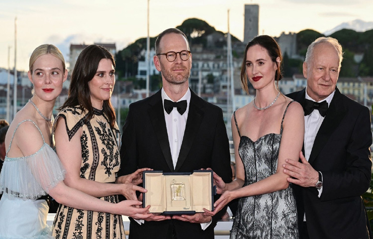 এই বছরের সবচেয়ে বড় পুরস্কার জিতে নিলেন জোয়াকিম ট্রিয়ার। ‘সেন্‌টিমেন্টাল ভ্যালিউ’ যেন নামেই বলে দেয়-এটা কোনো সিনেমা নয়, এটা আবেগের পরিমাপক। যেভাবে তিনি ব্যক্তিগত সম্পর্কের সূক্ষ্ম টানাপড়েনকে পর্দায় তুলে ধরেছেন, তা দর্শকের হৃদয়ে গভীর ছাপ ফেলে। কখনো মায়ার মতো, কখনো বিষাদের ধোঁয়ার মতো।