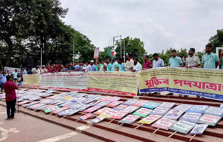 শহীদ মিনারের পবিত্র প্রাঙ্গণে তাদের উপস্থিতি যেন নীরব এক প্রতিবাদ-যেখানে ঘাম, ধৈর্য আর আশা একসূত্রে গাঁথা।