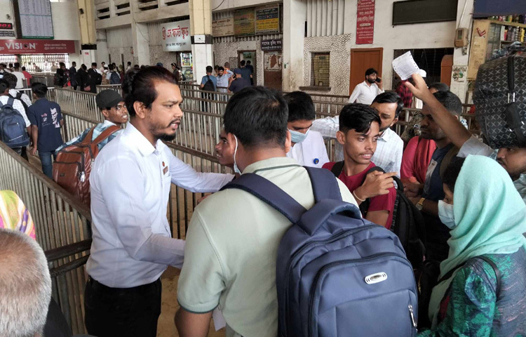 নির্বিঘ্ন ও নিরাপদ ঈদযাত্রায় সব ধরনের প্রস্তুতি গ্রহণ করা হয়েছে বলেও জানিয়েছে স্টেশন কর্তৃপক্ষ।