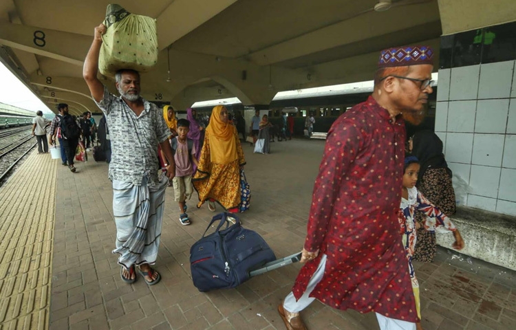ট্রেনে উঠার জন্য তাদের এই ছুটে চলা।