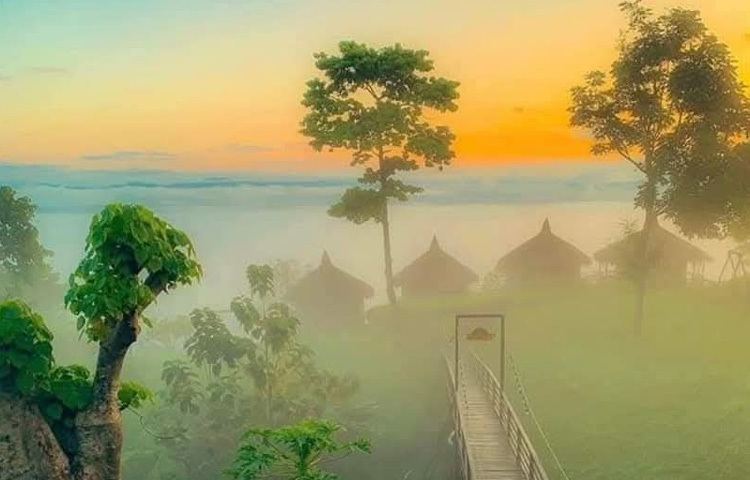 সাজেক, যা অনেকেই ‘বাংলাদেশের দার্জিলিং’ নামে চেনেন, এবারও পর্যটকদের কাছে বেশ আকর্ষণীয় হয়ে উঠেছে। যদিও গত বছরের ভয়াবহ অগ্নিকাণ্ডে সাজেকের ৩৮টি কটেজ পুড়ে গিয়েছিল, তার মধ্যে মাত্র ৩টি পুনরায় চালু করা সম্ভব হয়েছে।