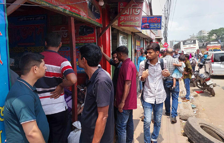 যাত্রীদের চোখে ঈদ মানে শুধুই আনন্দ নয়, এতে মিশে আছে প্রিয়জনের মুখ দেখার আকুলতা। আর সেই আকাঙ্ক্ষাই রোদ, ঘাম আর অপেক্ষাকে উপেক্ষা করে মানুষকে ঠেলে দিচ্ছে গাবতলীর যানজটপীড়িত রাস্তায়, ঈদযাত্রার অনিশ্চয়তায়।