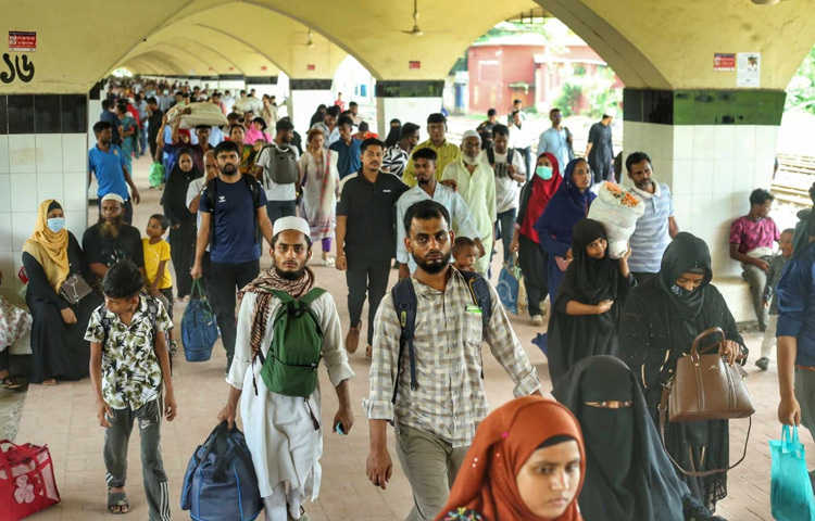 ঈদের আনন্দের রেশ রয়ে গেলেও বাস্তবতা আবার ডাক দিচ্ছে-ঢাকার ব্যস্ততা, কাজের টান আর অফিসের সময়সূচি। তাই ব্যাগ-ব্যাগেজ গুছিয়ে দেশের নানা প্রান্ত থেকে মানুষ ফিরছে রাজধানী ঢাকায়। কিন্তু এই ফেরা এবার সহজ নয়। রোদের তেজ যেন আকাশ থেকে আগুন ছুড়ে দিচ্ছে, ভ্যাপসা গরমে হাঁসফাঁস করছে জনপদ।