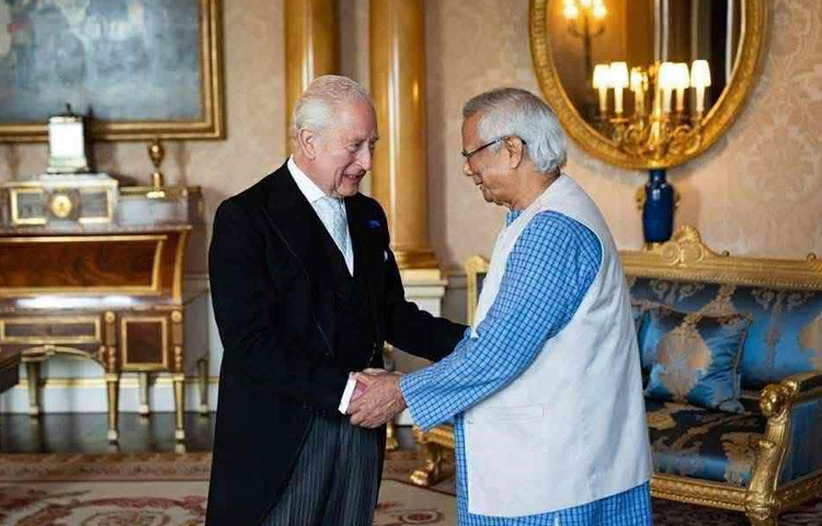 বৃহস্পতিবার কিং চার্লস তৃতীয় হারমনি অ্যাওয়ার্ড অনুষ্ঠানের আগে লন্ডনের বাকিংহাম প্যালেসে মহামান্য রাজা চার্লস প্রধান উপদেষ্টা অধ্যাপক মুহাম্মদ ইউনূসকে অভ্যর্থনা জানান।