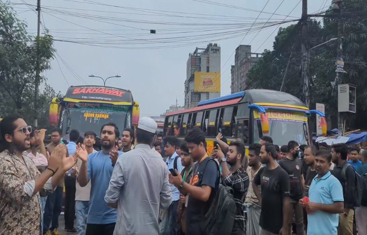 একপাশে প্রতিবাদ, আরেকপাশে সাধারণ মানুষের অসহায়তা।