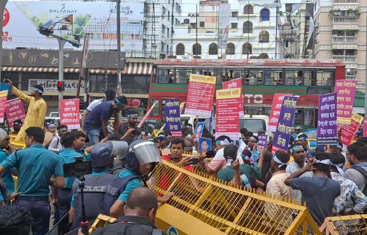 আন্দোলনে নেতৃত্ব দেওয়া ভুক্তভোগীরা জানান, আমাদের কিছু ভাই এখনো দুবাইতে জেলে রয়েছেন। এখনো তাদের মুক্তির ব্যবস্থা করা হয়নি। ৮ মাস ধরে ক্ষতিপূরণসহ বিভিন্ন দাবি জানিয়ে আসছি, স্মারকলিপি দিয়েছি। কোনো দাবি পূরণ হয়নি।