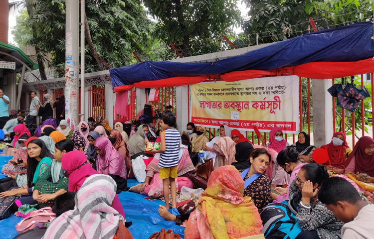 পূর্বঘোষণা অনুযায়ী সকাল থেকে জাতীয় প্রেস ক্লাবের সামনে নন-এমপিও সংগঠনের মোর্চা ‘সম্মিলিত নন-এমপিও ঐক্য পরিষদ’ এর ব্যানারে এই কর্মসূচি শুরু হয়।