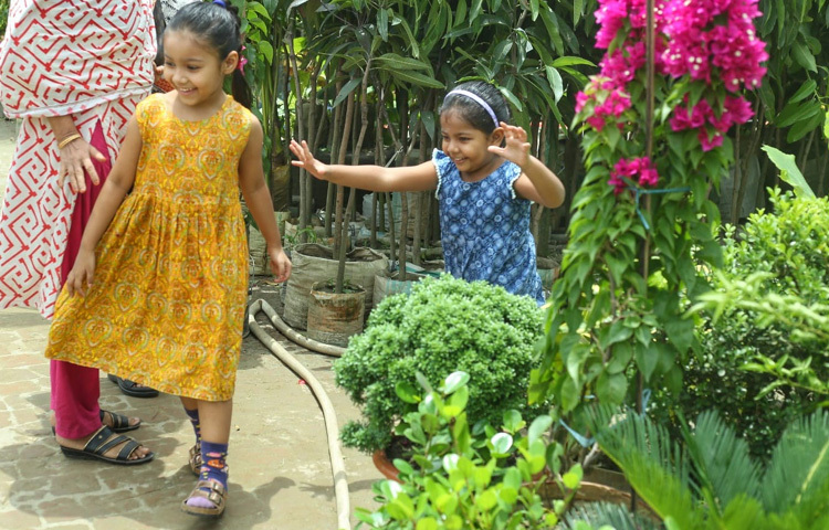 এক শিশুর মুখে শোনা গেল, ‘এই গাছ থেকে চকোলেট হয়?’ আশপাশে দাঁড়ানো অভিভাবকরা হেসে উঠলেন। এই বাচ্চাদের মধ্যেই গড়ে উঠছে ভবিষ্যতের প্রকৃতিপ্রেম।