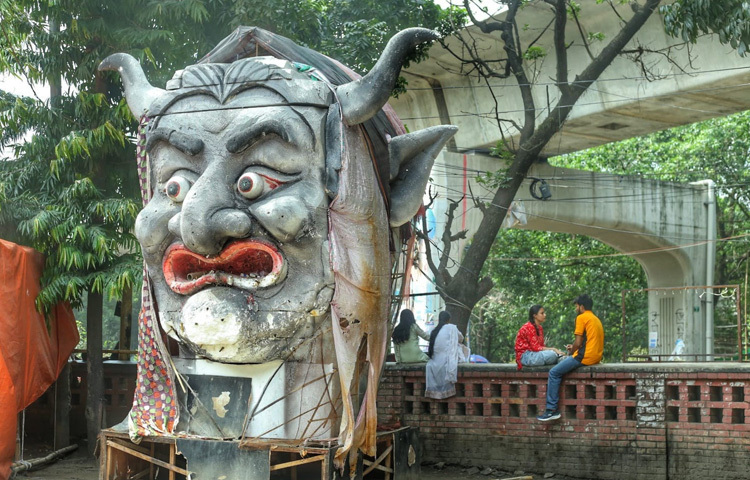 সেই ছবিগুলো নিছক আঁকিবুঁকি ছিল না। গ্রাফিতির মাধ্যমে প্রতিবাদ, অভিমান আর আশা-সব মিলিয়ে এক বিশুদ্ধ শিল্পরূপ নিয়েছিল। অনেকেই এসব ছবি সামনে দাঁড়িয়ে ছবি তুলেছিলেন, কেউ পোস্ট করেছিলেন সামাজিক যোগাযোগমাধ্যমে।