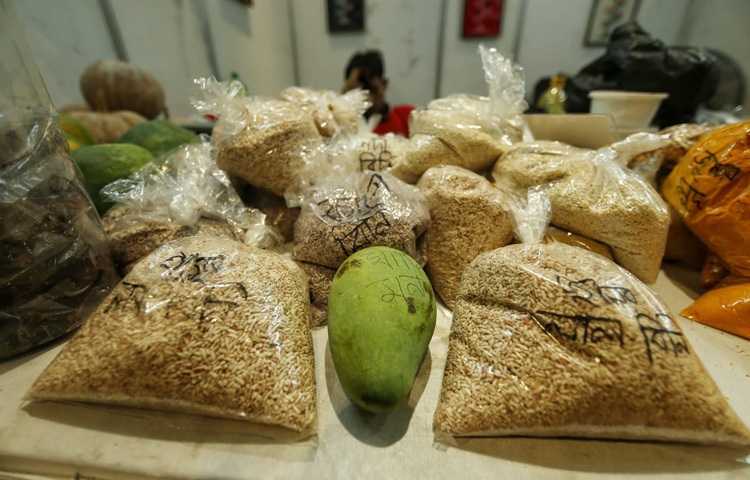 শুধু ফল নয়, মেলার ভেতরে মিলছে পার্বত্য অঞ্চলের ঐতিহ্যবাহী কৃষিপণ্যেরও বিশাল সম্ভার।