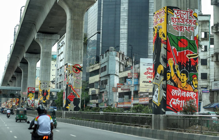 রাজধানীর অন্যতম ব্যস্ত রুট এটি। সাংবাদিক, রাজনীতিবিদ, আমলা, শিক্ষার্থী সব শ্রেণির মানুষের চলাচল এখানে। আর এই পথ ধরেই প্রতিদিন হাঁটে শত শত মানুষ, যাদের অনেকেই দেখেন এই গ্রাফিতি।