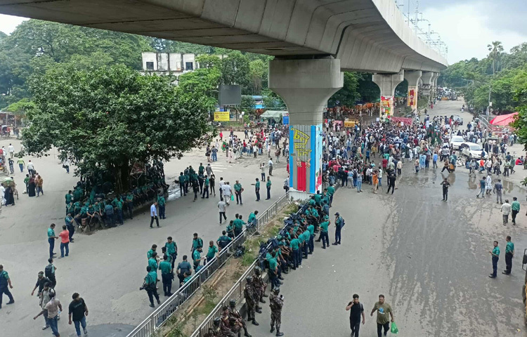 সকাল সাড়ে ১০টায় শাহবাগ মোড় অবরোধ করে তারা৷ এর আগে তারা জাতীয় জাদুঘরের সামনে জড়ো হন।