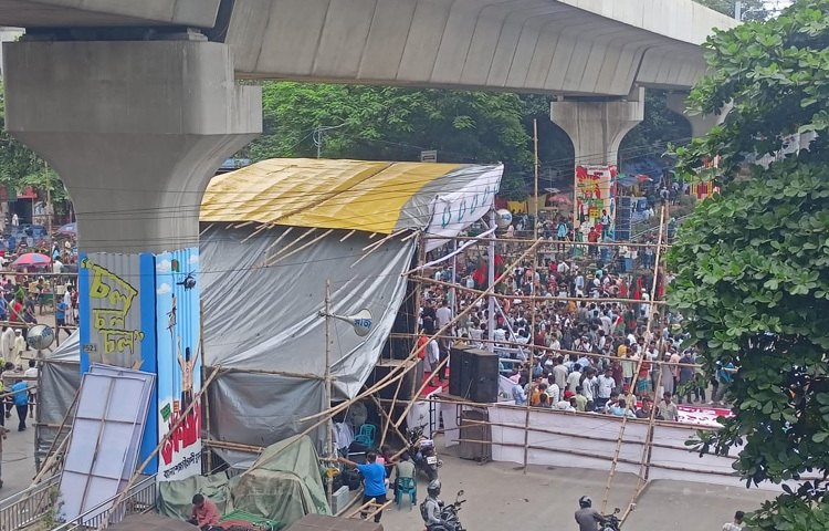 নোয়াখালী জেলা ছাত্রদল নেতা জিয়াউর রহমান রায়হানের নেতৃত্বে এসেছেন শতাধিক নেতাকর্মী। তিনি বলেন, আমাদের কর্মীরা অত্যন্ত নিবেদিত।