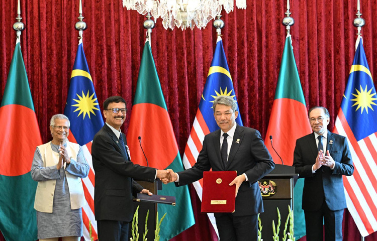 এসময় উপস্থিত ছিলেন মালয়েশিয়ার প্রধানমন্ত্রী আনোয়ার ইব্রাহিম ও ড. ইউনূস।