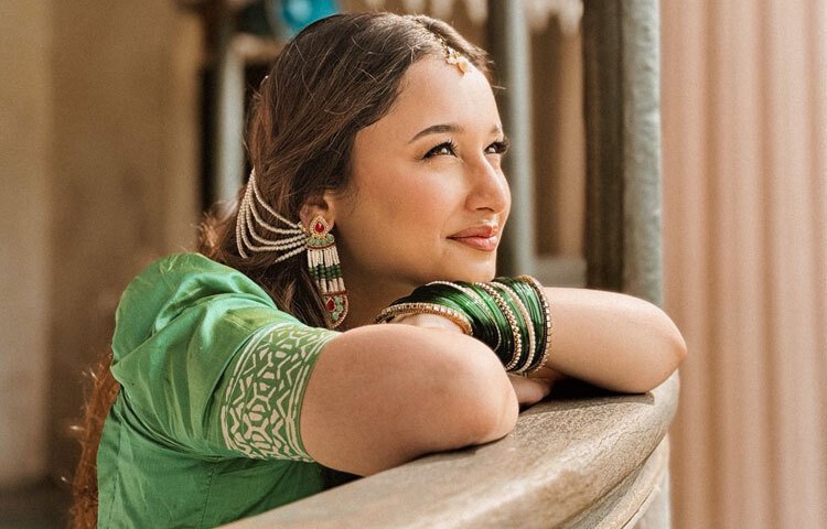 তার সাজগোজে কখনো অপ্রচলিত রঙের মিশ্রণ, কখনো ভিনটেজ গহনার ছোঁয়া।