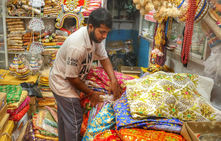 শাঁখারীবাজারে দুর্গা পূজার এই প্রস্তুতির দৃশ্য প্রমাণ করে যে, উৎসব কেবল ধর্মীয় কায়দা নয়, এটি সামাজিক ও সাংস্কৃতিক বন্ধনের প্রতীক।