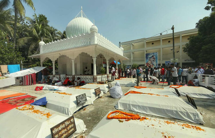 গানের স্রোতের বাইরে আখড়ার ভেতর মাজার প্রাঙ্গণে ছড়িয়ে আছে এক গভীর নীরবতা। ভক্তরা নিরবে এসে দাঁড়ান, কারও চোখে জল, কারও ঠোঁটে সুর। ধূপের ধোঁয়া আর ফুলের গন্ধে ভরে যায় চারপাশ। মনে হয়, লালনের আত্মা যেন এখনো এই বাতাসে ভাসছে, এখনো সে গান গেয়ে যাচ্ছে, ‘আছে দুঃখ, আছে মৃত্যু, তবু সুখে থাকো মন।’