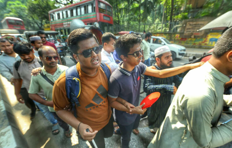 একজন প্রতিবন্ধী চাকরিপ্রত্যাশী জানান, ‘আমরা শান্তিপূর্ণভাবে কর্মসূচি করতে চেয়েছিলাম। কিন্তু পুলিশ আমাদের ঠেলে সরিয়ে দিয়েছে। আমাদের দাবি কোনো বিলাসিতা নয়-এটা আমাদের বাঁচার অধিকার।’