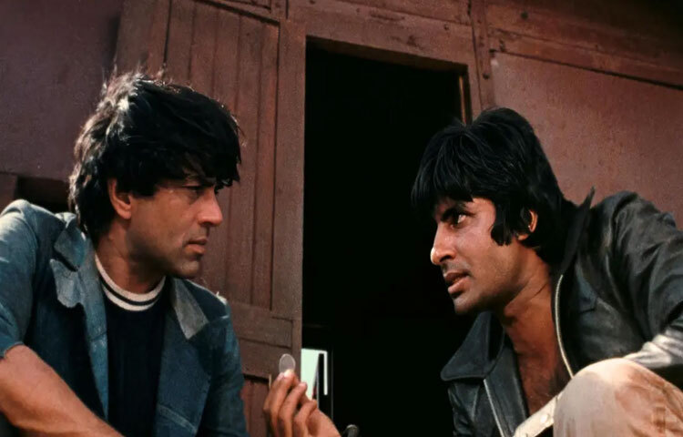 ১৯৭৫ সালে মুক্তি পাওয়া কিংবদন্তী চলচ্চিত্র ‘শোলে’ ধর্মেন্দ্রর ক্যারিয়ারের মোড় ঘুরিয়ে দেয়। ‘বীরু’ চরিত্রে তার উপস্থিতি আজও ভারতীয় সিনেমার কালজয়ী অংশ। হালকা-ফুলকা রসিকতা, প্রেম, বন্ধুত্ব সবকিছুই তিনি এমনভাবে ফুটিয়ে তুলেছিলেন যে দর্শক তাকে হৃদয়ে জায়গা দিতে বাধ্য হন।