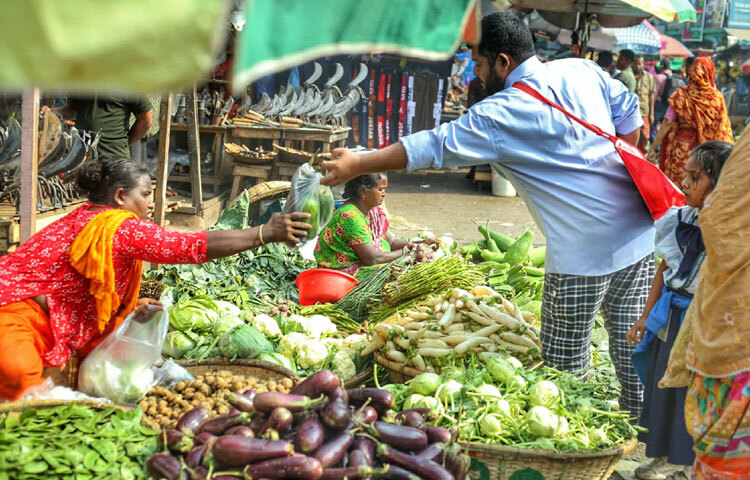 দাম শুনলেই বোঝা যায়, পরিবারের ছোট বড় সবার টেবিলে শীতের স্বাদ জমবে এবার একটু বেশিই।