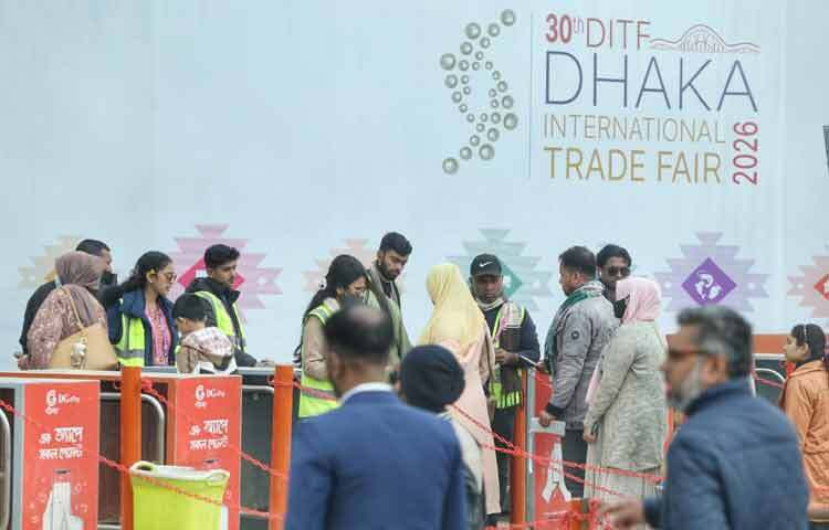 মেলার ছবিগুলো দেখলেই বোঝা যায়, কত উৎসাহের সঙ্গে মানুষ একে উপভোগ করছে।