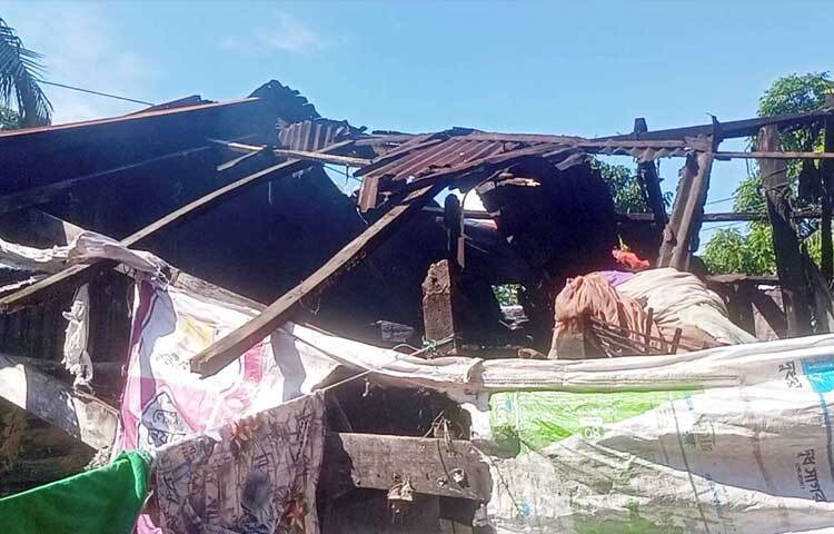 বসবাসের অনুপযোগী হয়ে পড়েছে ঝালকাঠির কিস্তাকাঠি আবাসন প্রকল্পের সাড়ে ৪০০ ঘর। নির্মাণের ১৮ বছর অতিবাহিত হলেও সংস্কার না হওয়ায় মানবেতর জীবনযাপন করছে এখানকার বাসিন্দারা। ছবি: মো. আতিকুর রহমান