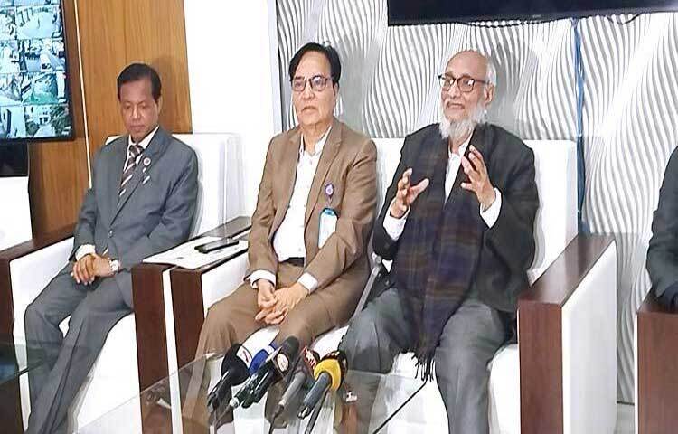 জনপ্রশাসন সংস্কার কমিশনের প্রধান আব্দুল মুয়ীদ চৌধুরী বলেছেন, প্রশাসনের সর্বস্তরে সংশোধন না হলে আবারও বিপ্লব হতে পারে। এবারের বিপ্লবে তেমন কিছু হয়নি কিন্তু ফের বিপ্লব হলে সেটা হবে ভয়াবহ। ছবি: সাখাওয়াত হোসেন