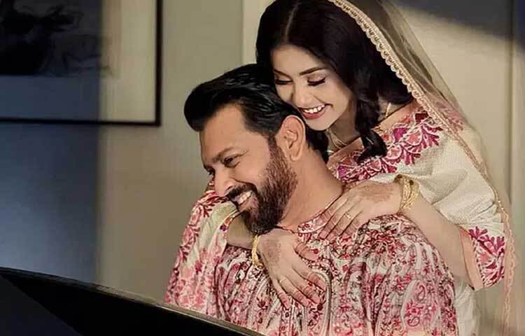 স্ত্রীকে পিয়ানো বাজিয়ে শোনাচ্ছেন তাহসান। ছবি: রোজার ফেসবুক পেজ