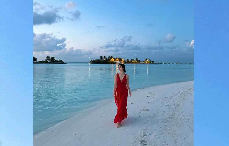 মালদ্বীপের সাগরপাড়ে খালি পায়ে হেঁটে বেড়াচ্ছেন রোজা।