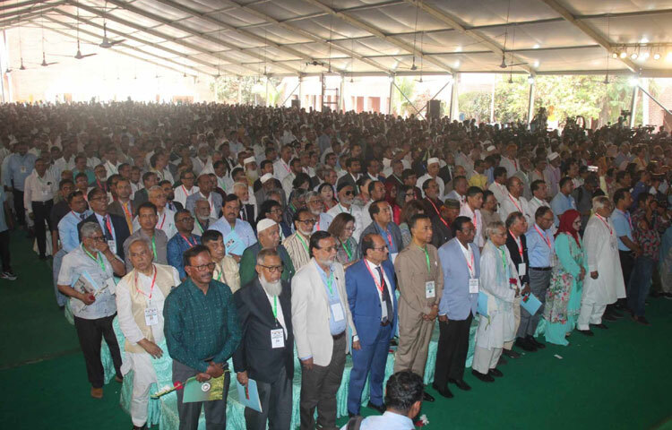 জুলাই আন্দোলনসহ গণতান্ত্রিক সকল আন্দোলনে নিহতদের প্রতি শ্রদ্ধা জানাতে দাঁড়িয়ে এক মিনিট নীরবতা পালন করা হয়।