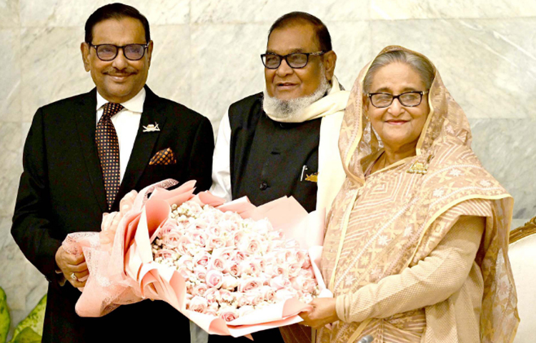 মন্ত্রীপরিষদ সভার শুরুতে মন্ত্রীদের পক্ষ থেকে সড়ক পরিবহন ও সেতুমন্ত্রী ওবায়দুল কাদের এবং মুক্তিযুদ্ধ বিষয়ক মন্ত্রী আ ক ম মোজাম্মেল হক ফুল দিয়ে প্রধানমন্ত্রী শেখ হাসিনাকে শুভেচ্ছা জানান। ছবি: পিআইডি