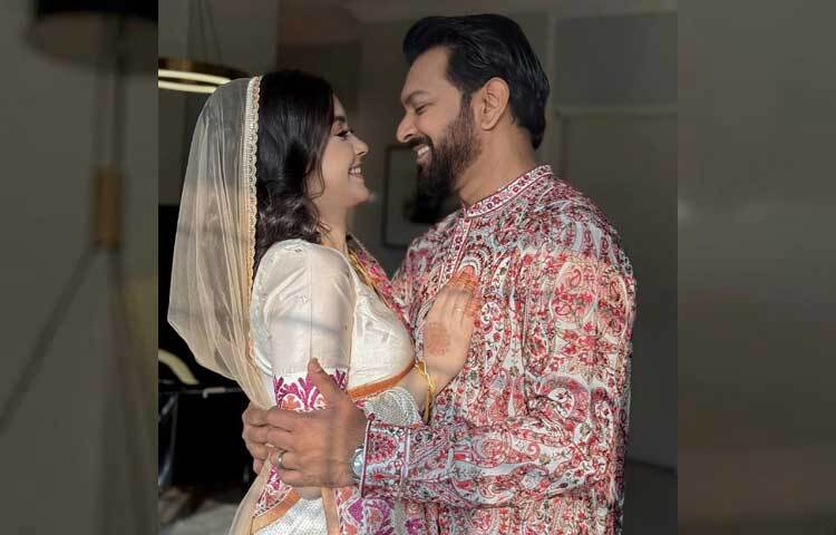 জানা যায়, গত বছর তাহসান খানের সঙ্গে তার পরিচয়। এরপরই পারিবারিকভাবে বিয়ের সিদ্ধান্ত নেন তারা।