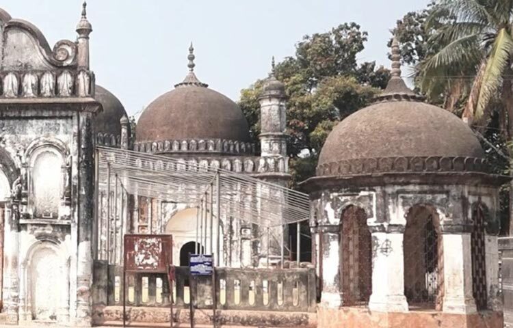 অপূর্ব কারুকার্যময় ঐতিহাসিক নিদর্শন এ মসজিদ দেখতে প্রতিদিন দূর-দূরান্ত থেকে শত শত দর্শনার্থী ছুটে আসেন।