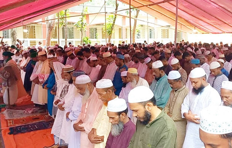 সৌদি আরবের সঙ্গে মিল রেখে চাঁদপুর জেলায় প্রায় অর্ধশত গ্রামে আজ পবিত্র ঈদুল আজহা উদযাপিত হয়েছে। রোববার সকাল ৯টায় সাদ্রা হামিদিয়া ফাজিল (ডিগ্রি) মাদ্রাসার মাঠে পবিত্র ঈদুল আজহার নামাজের জামাত অনুষ্ঠিত হয়। নামাজ শেষে মুসলিম উম্মাহ, দেশ ও জাতির সুখ সমৃদ্ধি কামনা করে দোয়া ও মোনাজাত করা হয়। ছবি- জাগো নিউজ