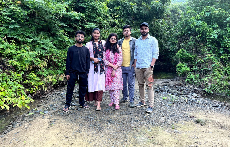 এখানে একটি গ্রুপ ক্যাম্পিং এর ব্যবস্থা করেন। জনপ্রতি প্যাকেজ ৯৯৯ টাকা। প্যাকেজে যা যা থাকছে- সকালের নাশতায়- ডিম-খিঁচুড়ি, পানি ও চা। সন্ধ্যার নাশতায় থাকবে নুডুলস ও চা-বিস্কুট। রাতের খাবারে ভাত, মুরগির ঝাল ফ্রাই, ডাল, ভর্তা ও কোলড্রিংস। ছবি: এম মাঈন উদ্দিন