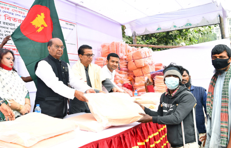 ঢাকায় জাতীয় জাদুঘর গেটের সামনে বাংলাদেশ মুক্তিযুদ্ধ মঞ্চ আয়োজিত অনুষ্ঠানে শীতবস্ত্র বিতরণ করেন দুর্যোগ ব্যবস্থাপনা ও ত্রাণ প্রতিমন্ত্রী মো. মহিবুর রহমান। ছবি: পিআইডি