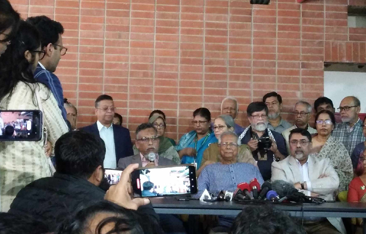 গ্রামীণ ব্যাংকের কর্মকর্তা পরিচয়ে কয়েকজন গত ১২ ফেব্রুয়ারি থেকে গ্রামীণ টেলিকম ভবন অবরুদ্ধ করে রেখেছেন বলে অভিযোগ করেছেন নোবেলবিজয়ী অর্থনীতিবিদ ড. মুহাম্মদ ইউনূস। ছবি: সাইফুল হক মিঠু