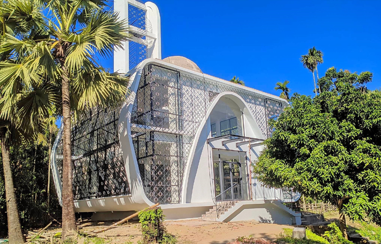 মসজিদের ভেতরে এবং বাইরে লাগানো হয়েছে বিভিন্ন ধরনের ফুল গাছ। ছবি: জহিরুল হাসান মাহিম