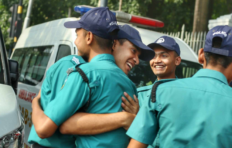 কাজের ফাঁকেই একে অপরকে শুভেচ্ছা জানাচ্ছেন তারা। ছবি: মাহবুব আলম