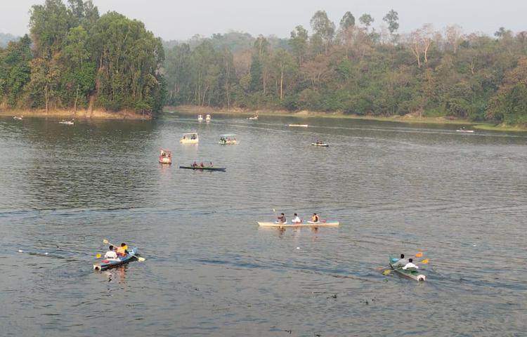 দূর থেকে দেখা যায় প্রায় পাহাড়সম বাঁধ। উভয় পাশে শুধু পাহাড় আর পাহাড়। ছবি: এম মাঈন উদ্দিন