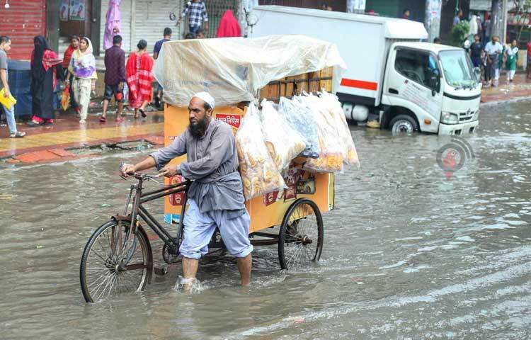 সব প্রতিকূলতাকে জয় করেই জীবিকার সন্ধানে তাদের এগিয়ে চলতে হয়। ছবি: মাহবুব আলম