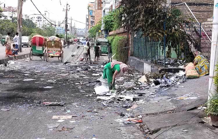 ভাঙা অংশ নিতে ব্যস্ত তারা। ছবি: জান্নাত শ্রাবণী
