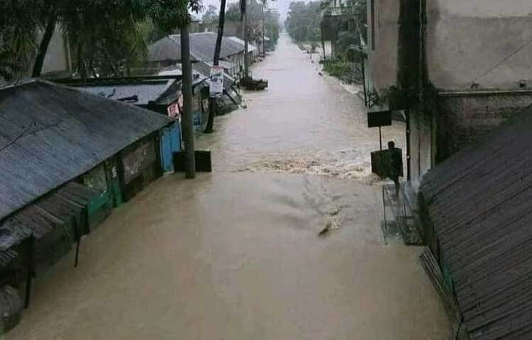 জরুরি ভিত্তিতে উদ্ধার কাজ পরিচালনার জন্য সেনাবাহিনী ও কোস্টগার্ডের সহায়তা চাওয়া হয়েছে। ছবি: আবদুল্লাহ আল-মামুন