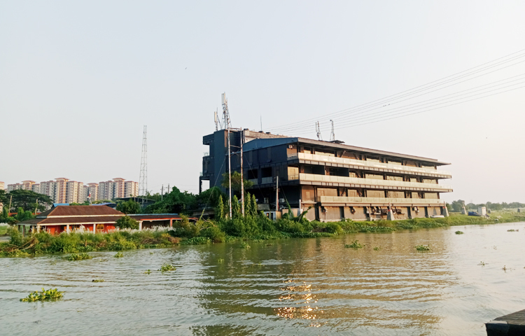 তুরাগের তীরে গড়ে ওঠা ঢাকা বোট ক্লাব। ২০২০ সালের শুরুর দিকে নান্দনিক স্থাপনায় এটি নির্মিত হয়। ছবি: ফাত্তাহ তানভীর রানা