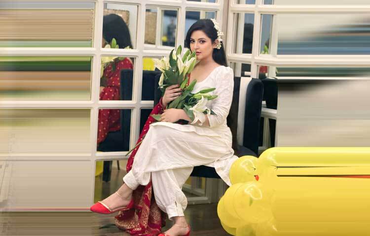 ফুলের সঙ্গে পরীর মিতালী।