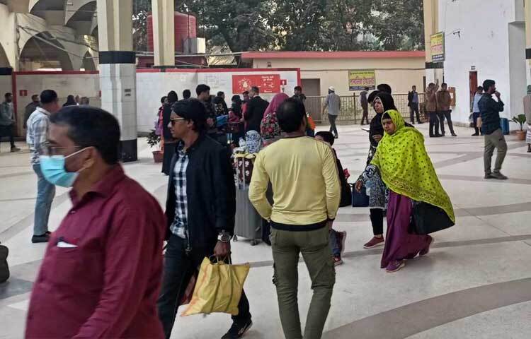 রেল চলাচল বন্ধ থাকায় ভোগান্তিতে পড়েন স্টেশনে থাকা যাত্রীরা। বিশেষ করে নারী ও শিশু যাত্রীরা বেশি ভোগান্তিতে পড়েছেন।