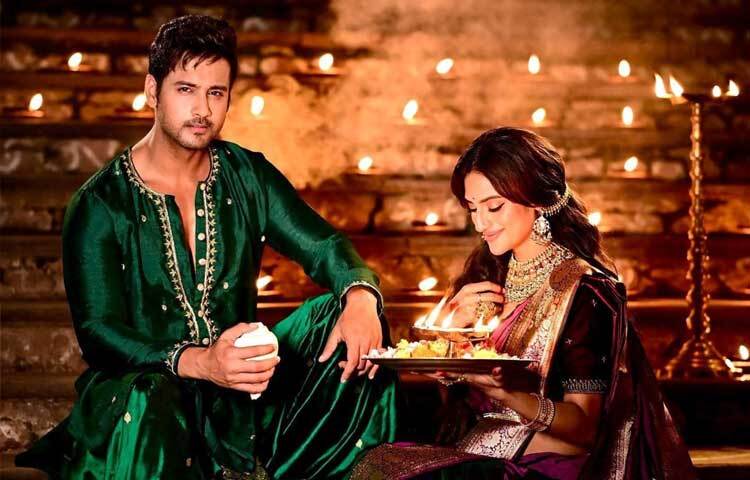 সন্তান জন্মের পরই যশের সাথে সম্পর্ক বিষয় প্রকাশ্যে আনেন নায়িকা।