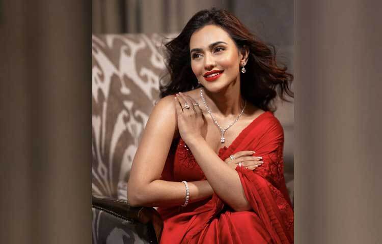 মেকআপে রয়েছে স্নিগ্ধতার ছোঁয়া। লাল শাড়ির সাথে সফট গ্ল্যাম মেকওভার বেছে নিয়েছেন নুসরাত।