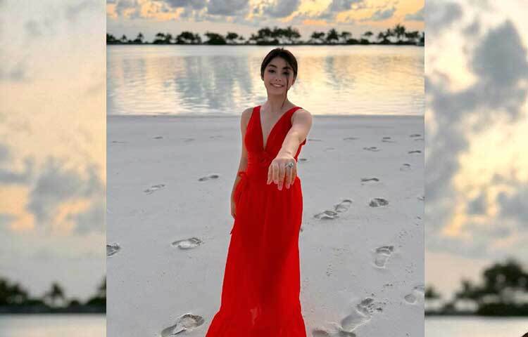 ক্যাপশনে লিখেছেন, ‘জীবনবুননে সুতো আমাদের অসীমগ্রথিত। এ প্রেম সুদৃঢ় স্বর্গমথিত’।